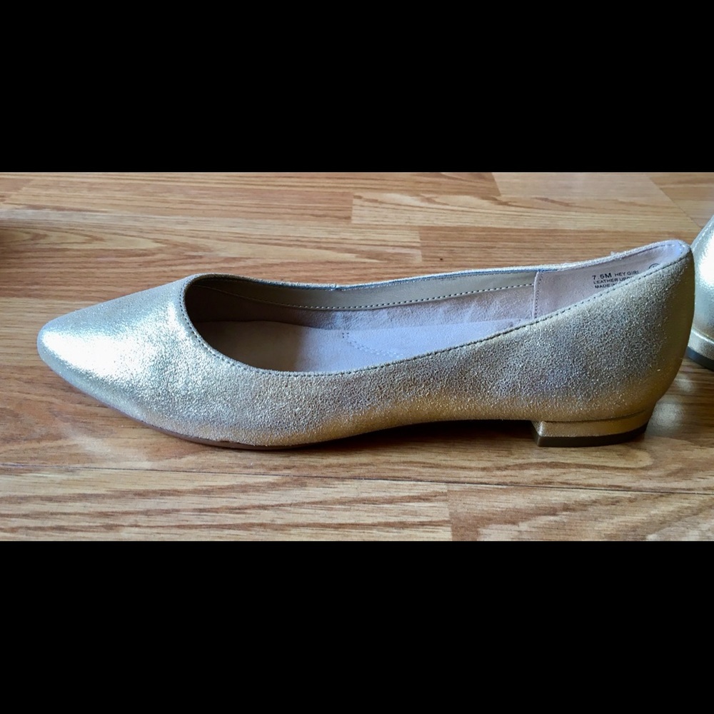 Aerosoles NWOT  ladies slip on shoes gold sz 7.5